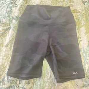 ALO Yoga Women's Camouflage Gray Bike Shorts